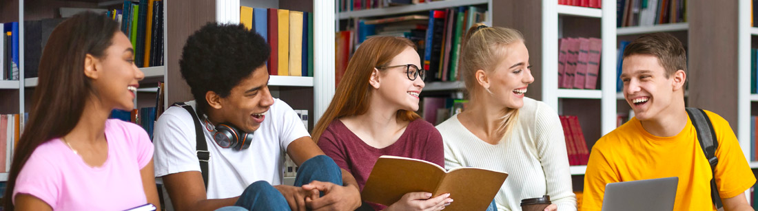 photographie d'étudiants qui discutent ensemble