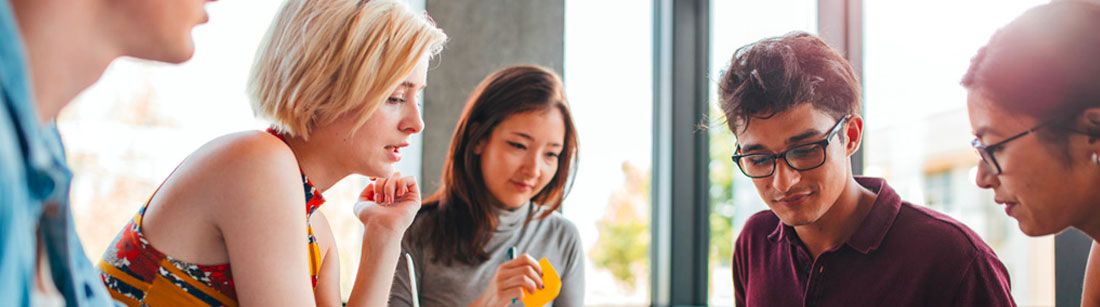 étudiantes et étudiants qui sourient