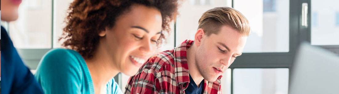 étudiants travaillant assis