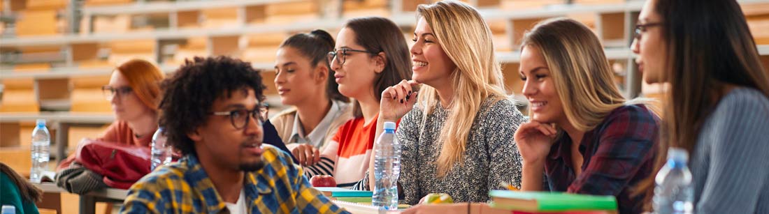 groupe d'étudiants dans un amphi