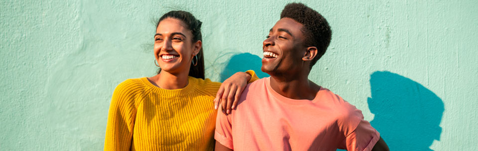 photographie de deux jeunes qui sourient