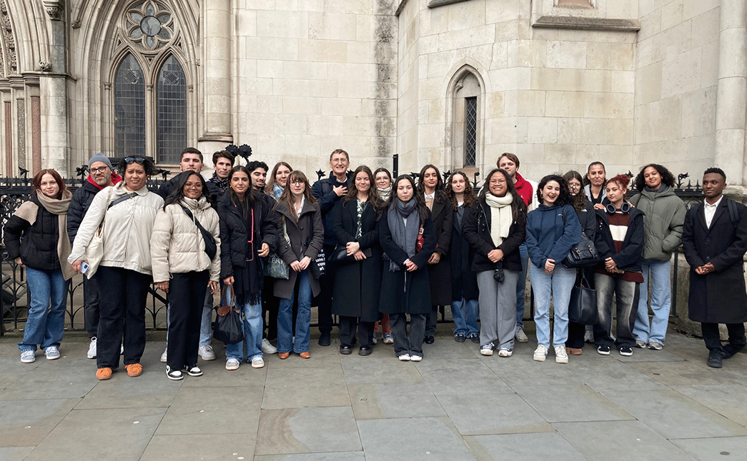 Mr Yates, enseignant, entouré de ses étudiants à Londres 