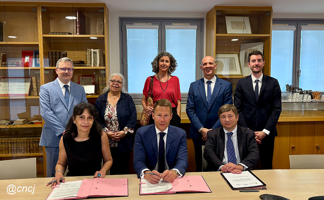 photo prise lors de la signature du nouveau partenariat