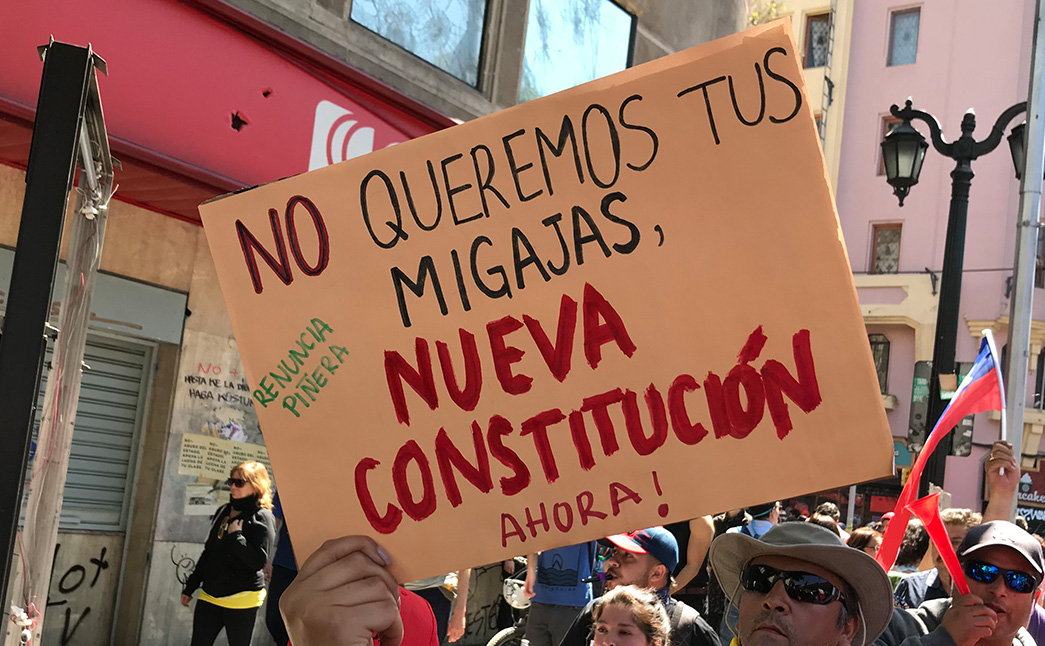 photo prise lors d'une manifestation avec une jeune fille tenant une pancarte