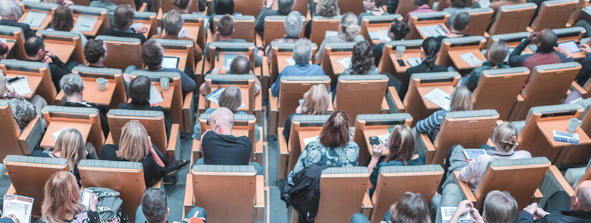 photographie d'une salle de conférence