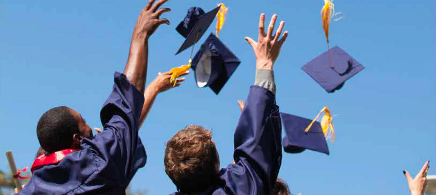 étudiants qui jètent en l'air leurs toques de diplômes master