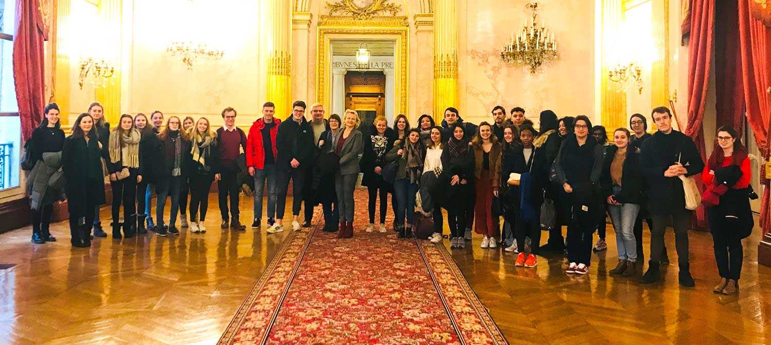 photographie étudiants au sein de l'Assemblée nationale